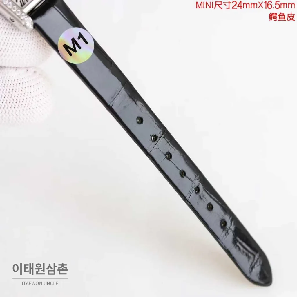 까르띠에 탱 루이 미니 골드톤 화이트다이얼 로만인덱스 블루핸즈 쿼츠 24mm 골드 / 화이트