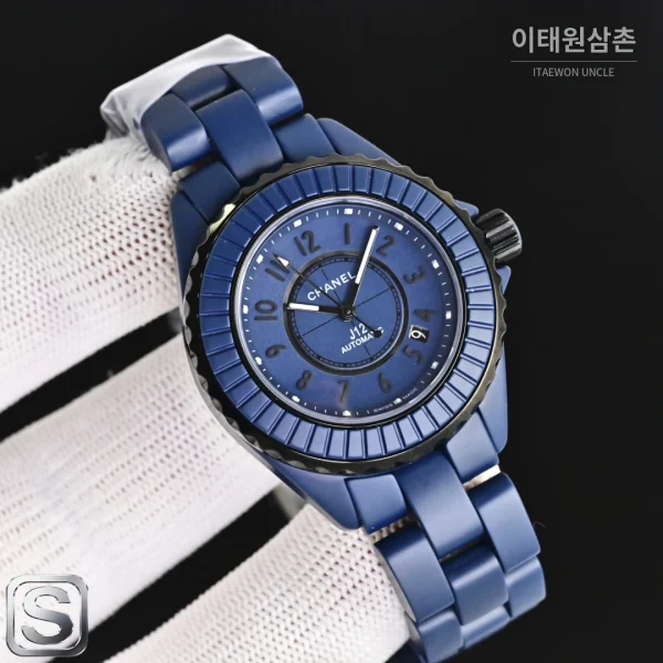 샤넬 J12 블루 오토매틱 블루 러버 스트랩 블랙 베젤