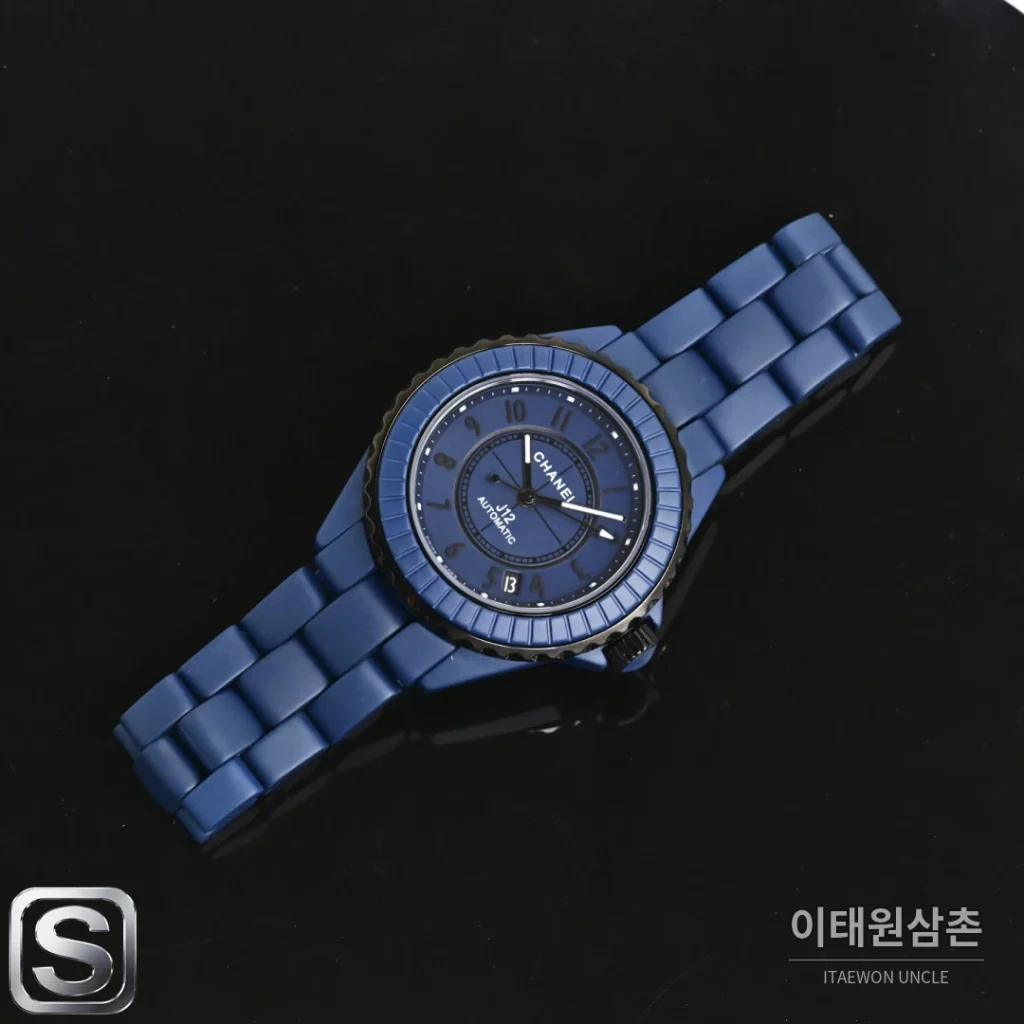 샤넬 J12 블루 오토매틱 블루 러버 스트랩 블랙 베젤