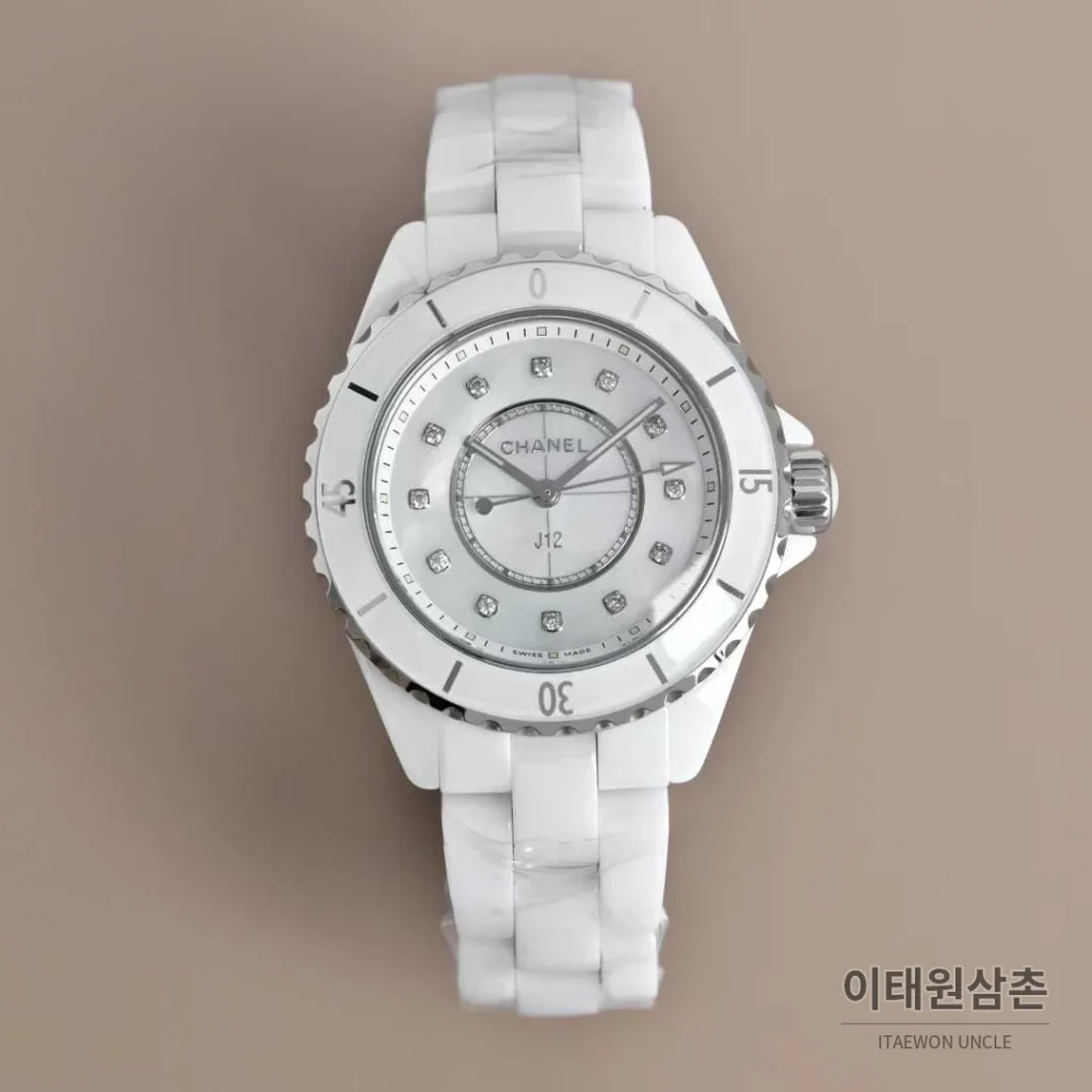 샤넬 J12 세라믹 블랙화이트 다이얼 쿼츠 33mm 블랙 / 화이트 세라믹 브레이슬릿 화이트 베젤 (2)