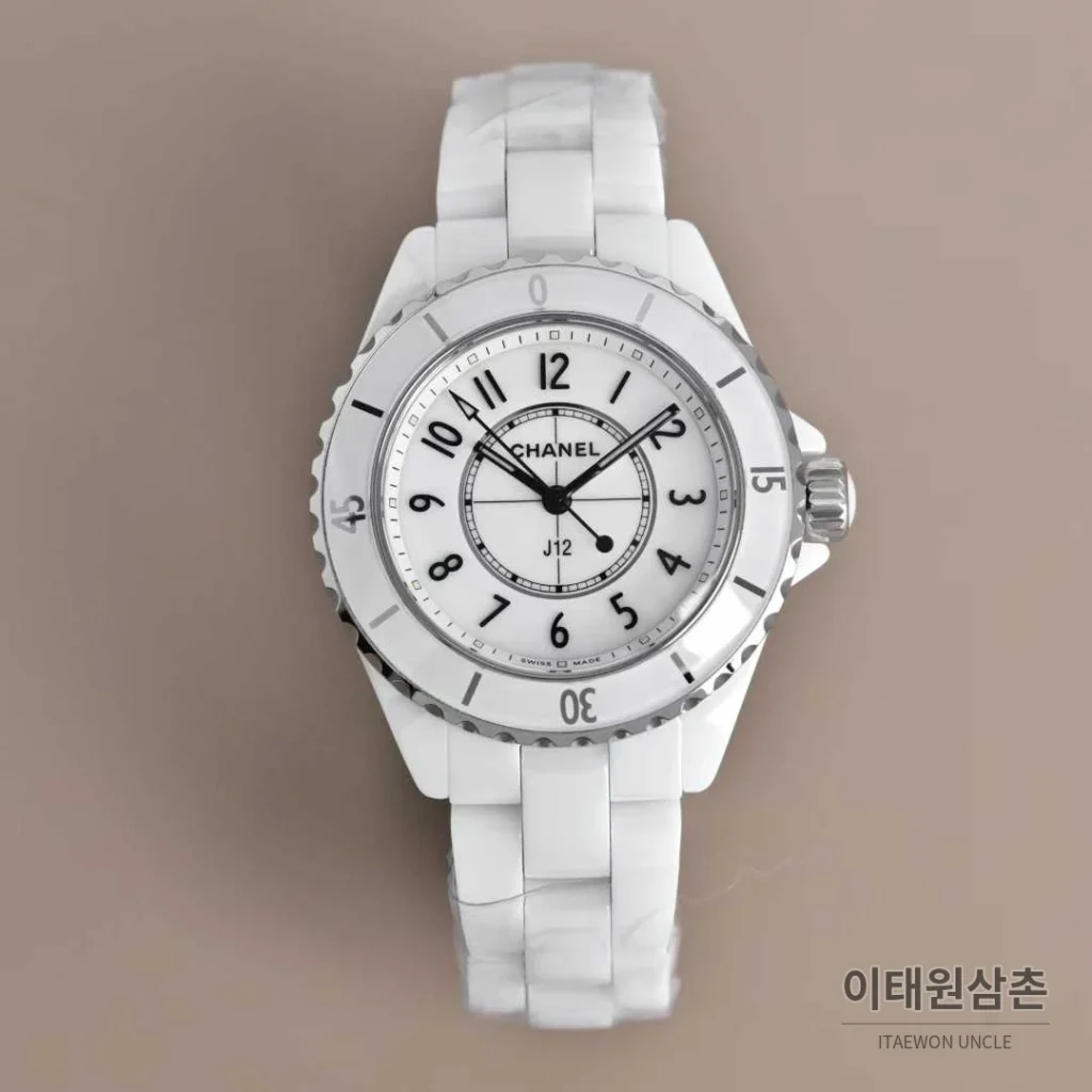 샤넬 J12 세라믹 블랙화이트 다이얼 쿼츠 33mm 블랙 / 화이트 세라믹 브레이슬릿 화이트 베젤