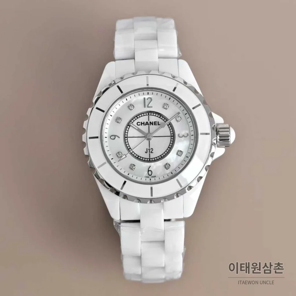 샤넬 J12 세라믹 블랙화이트 다이얼 쿼츠 33mm 블랙 / 화이트 세라믹 브레이슬릿 화이트 베젤 (3)