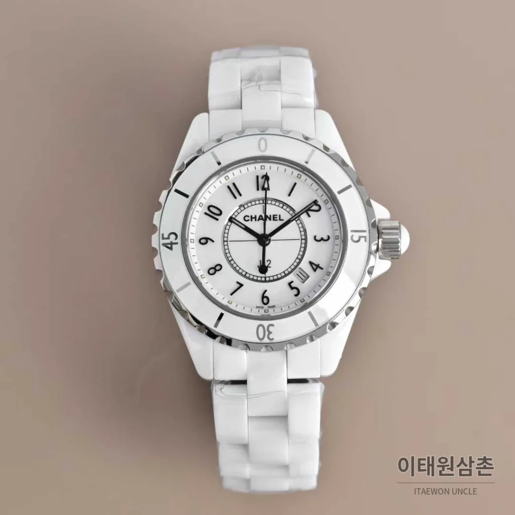 샤넬 J12 세라믹 블랙화이트 다이얼 쿼츠 33mm 블랙 / 화이트 세라믹 브레이슬릿 화이트 베젤 (5)