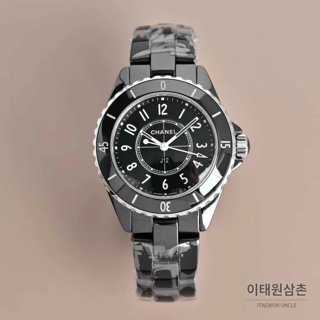 샤넬 J12 세라믹 블랙화이트 다이얼 쿼츠 33mm 블랙 / 화이트 세라믹 브레이슬릿 블랙 베젤