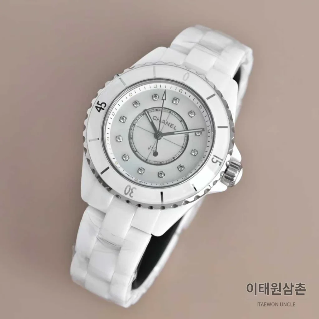 샤넬 J12 세라믹 블랙화이트 다이얼 쿼츠 33mm 블랙 / 화이트 세라믹 브레이슬릿 화이트 베젤 (2)