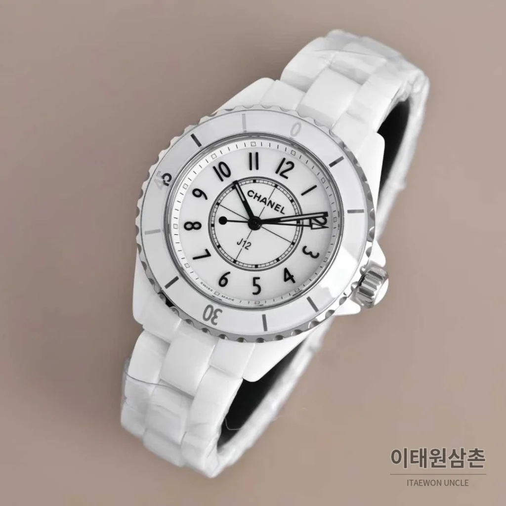 샤넬 J12 세라믹 블랙화이트 다이얼 쿼츠 33mm 블랙 / 화이트 세라믹 브레이슬릿 화이트 베젤