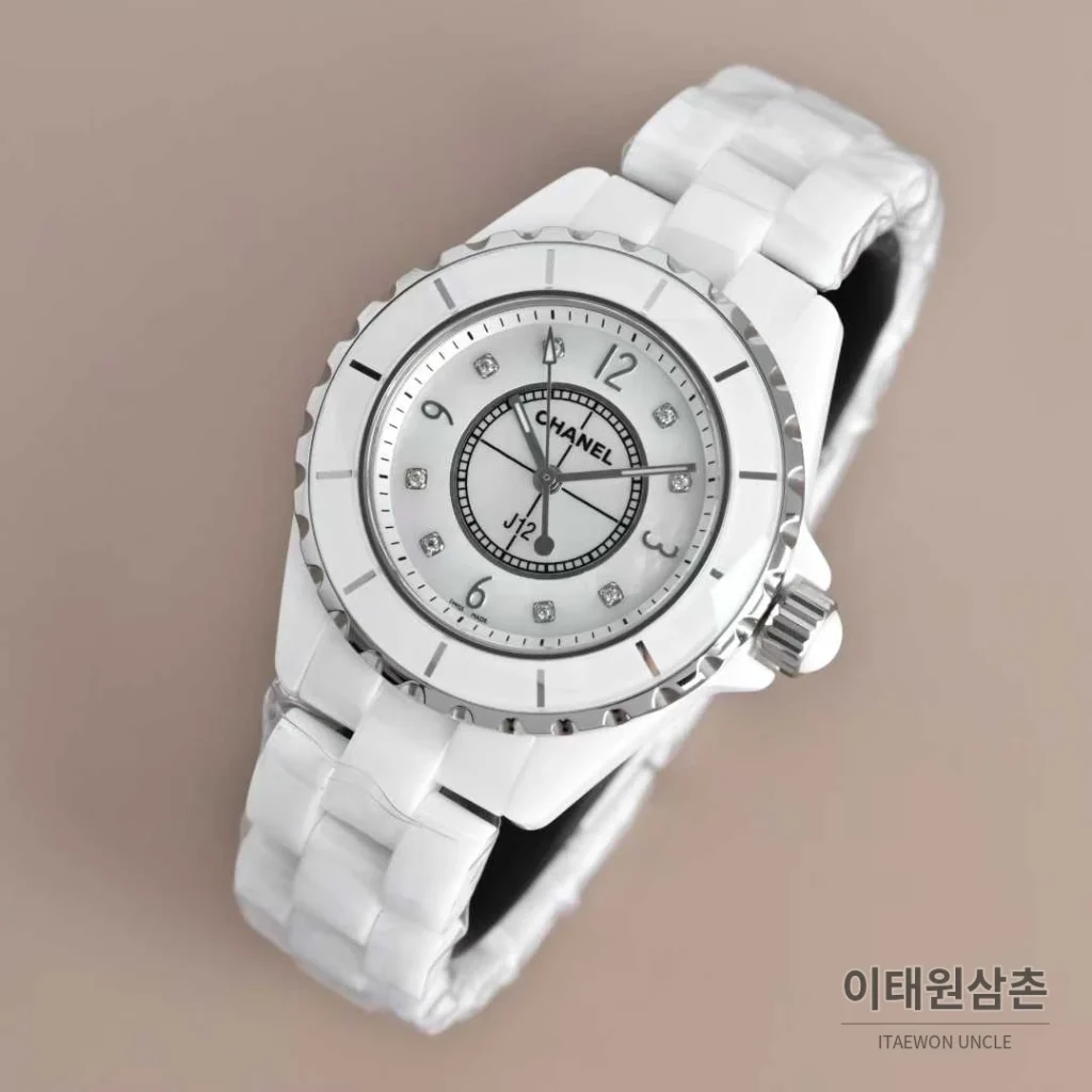 샤넬 J12 세라믹 블랙화이트 다이얼 쿼츠 33mm 블랙 / 화이트 세라믹 브레이슬릿 화이트 베젤 (3)
