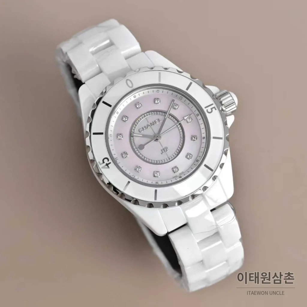 샤넬 J12 세라믹 블랙화이트 다이얼 쿼츠 33mm 블랙 / 화이트 세라믹 브레이슬릿 화이트 베젤 (4)