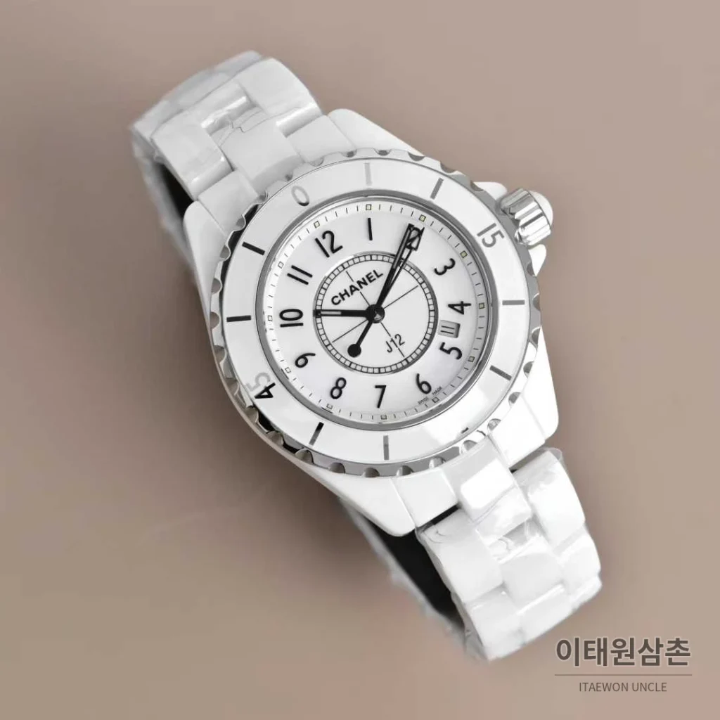샤넬 J12 세라믹 블랙화이트 다이얼 쿼츠 33mm 블랙 / 화이트 세라믹 브레이슬릿 화이트 베젤 (5)