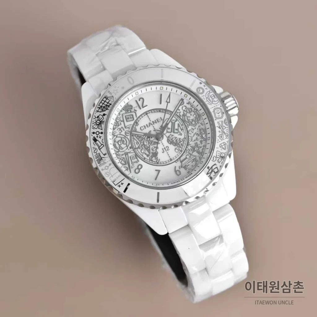 샤넬 J12 세라믹 블랙화이트 다이얼 쿼츠 33mm 블랙 / 화이트 세라믹 브레이슬릿 화이트 베젤 (6)