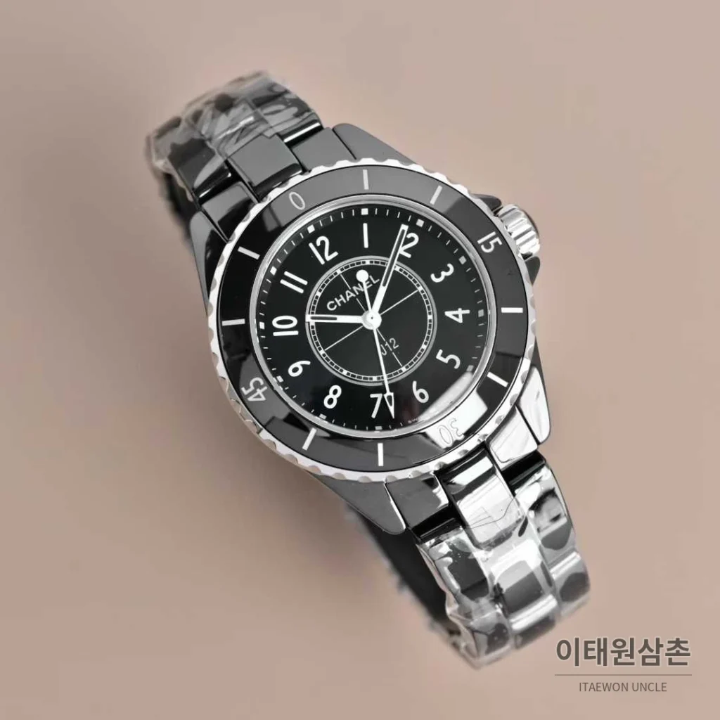 샤넬 J12 세라믹 블랙화이트 다이얼 쿼츠 33mm 블랙 / 화이트 세라믹 브레이슬릿 블랙 베젤