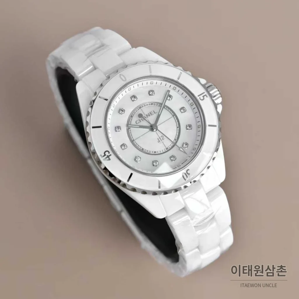 샤넬 J12 세라믹 블랙화이트 다이얼 쿼츠 33mm 블랙 / 화이트 세라믹 브레이슬릿 화이트 베젤 (2)