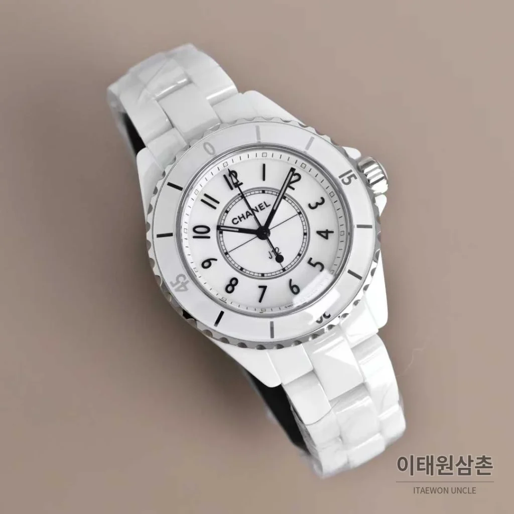 샤넬 J12 세라믹 블랙화이트 다이얼 쿼츠 33mm 블랙 / 화이트 세라믹 브레이슬릿 화이트 베젤