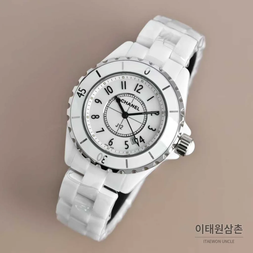샤넬 J12 세라믹 블랙화이트 다이얼 쿼츠 33mm 블랙 / 화이트 세라믹 브레이슬릿 화이트 베젤 (5)