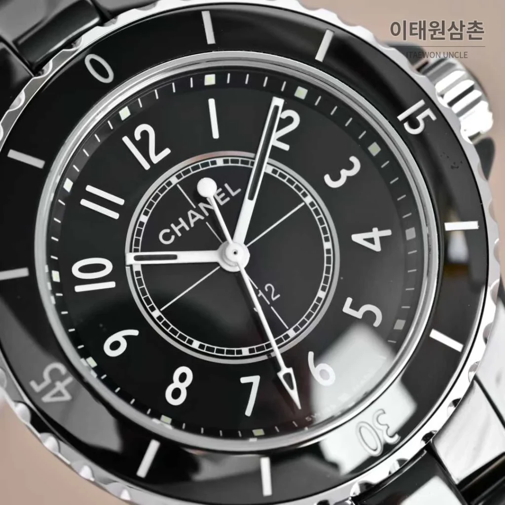 샤넬 J12 세라믹 블랙화이트 다이얼 쿼츠 33mm 블랙 / 화이트 세라믹 브레이슬릿 블랙 베젤