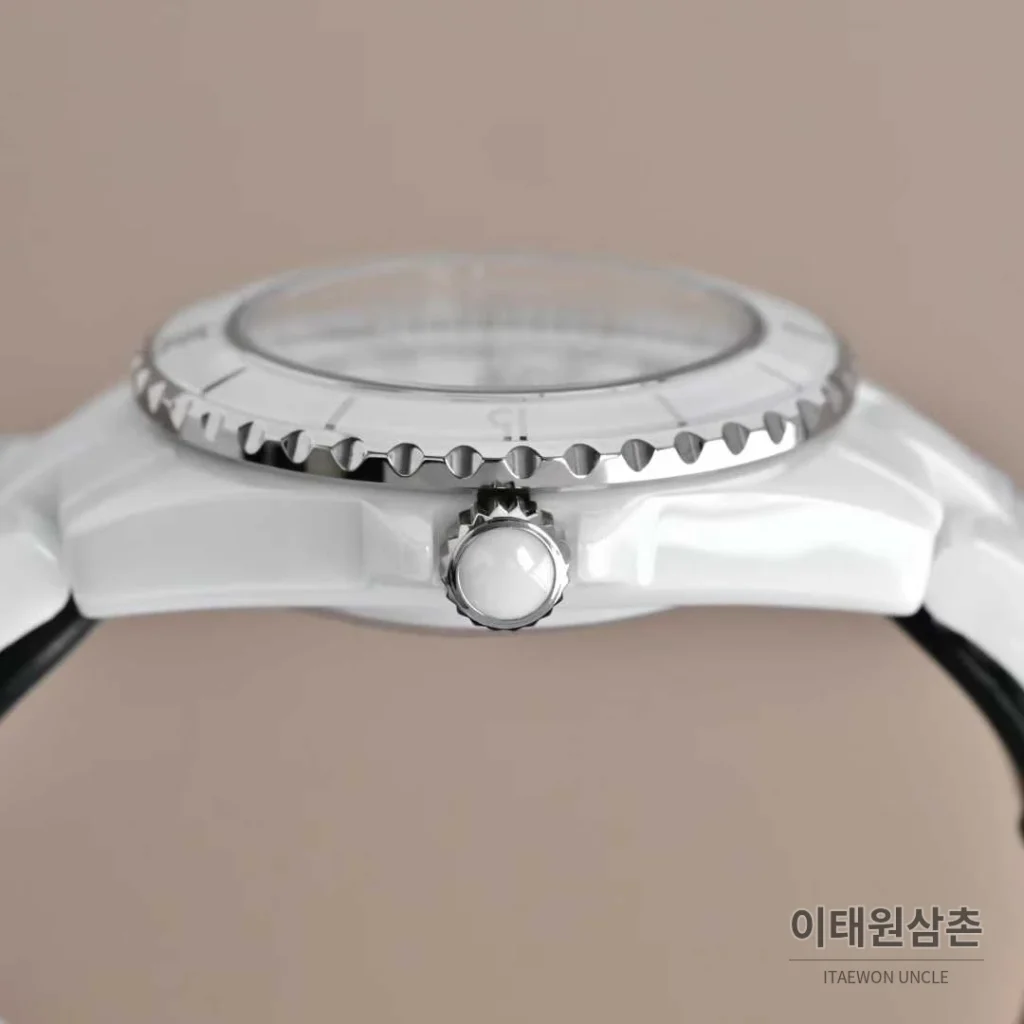 샤넬 J12 세라믹 블랙화이트 다이얼 쿼츠 33mm 블랙 / 화이트 세라믹 브레이슬릿 화이트 베젤 (2)