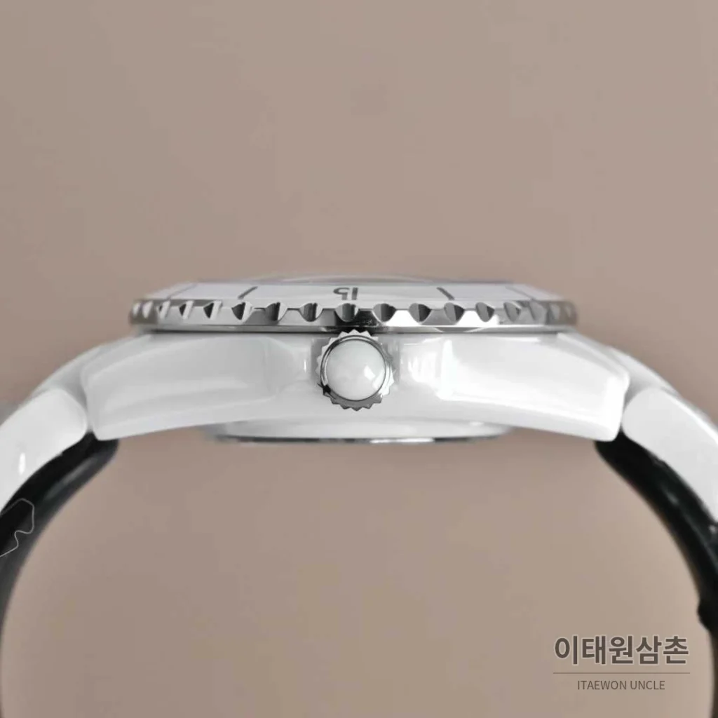 샤넬 J12 세라믹 블랙화이트 다이얼 쿼츠 33mm 블랙 / 화이트 세라믹 브레이슬릿 화이트 베젤