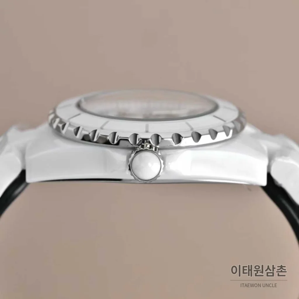 샤넬 J12 세라믹 블랙화이트 다이얼 쿼츠 33mm 블랙 / 화이트 세라믹 브레이슬릿 화이트 베젤 (3)