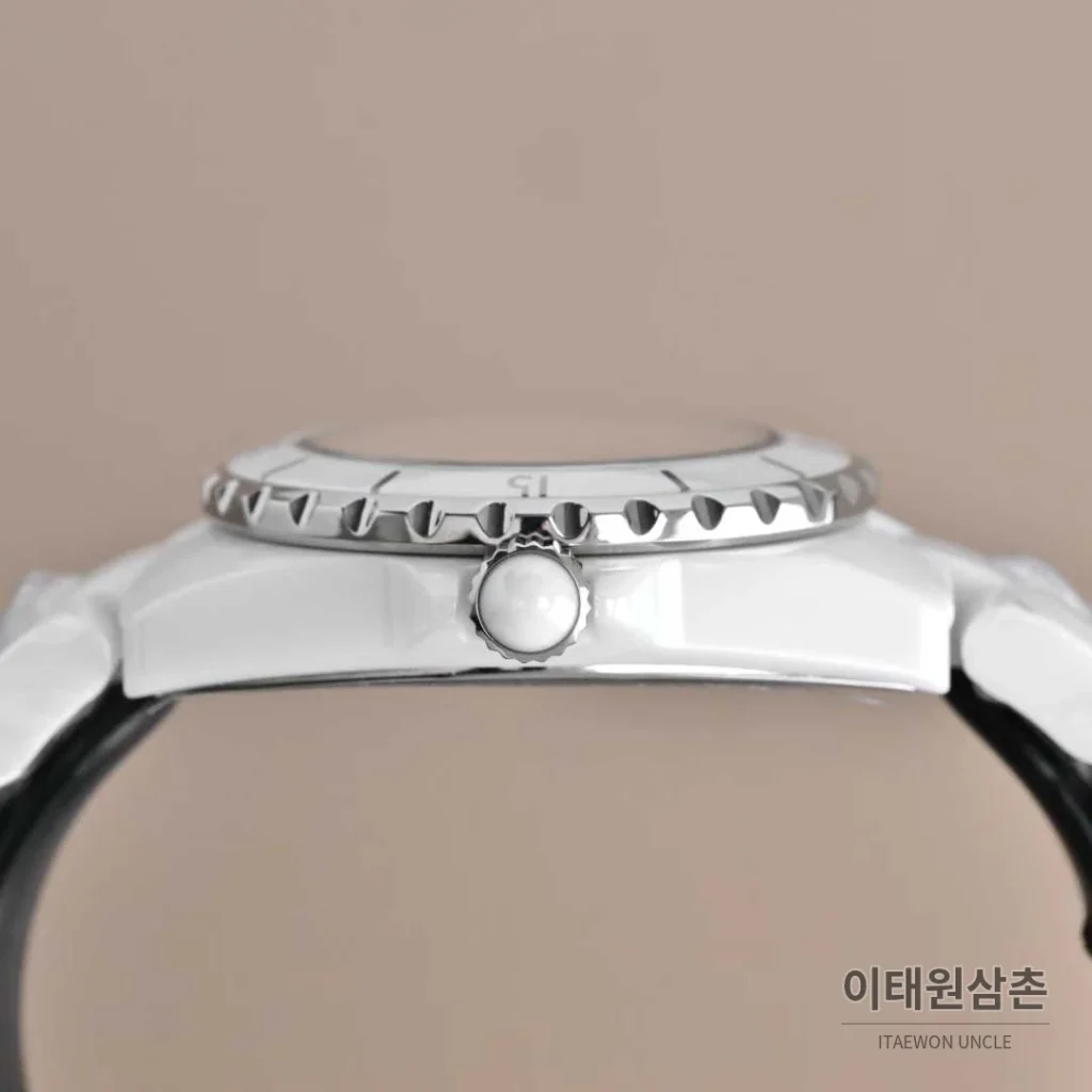 샤넬 J12 세라믹 블랙화이트 다이얼 쿼츠 33mm 블랙 / 화이트 세라믹 브레이슬릿 화이트 베젤 (4)