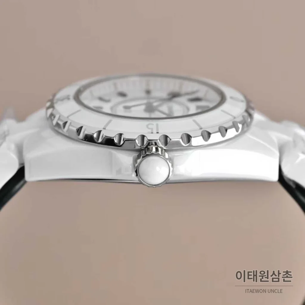 샤넬 J12 세라믹 블랙화이트 다이얼 쿼츠 33mm 블랙 / 화이트 세라믹 브레이슬릿 화이트 베젤 (5)