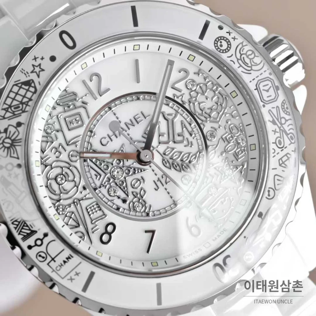 샤넬 J12 세라믹 블랙화이트 다이얼 쿼츠 33mm 블랙 / 화이트 세라믹 브레이슬릿 화이트 베젤 (6)