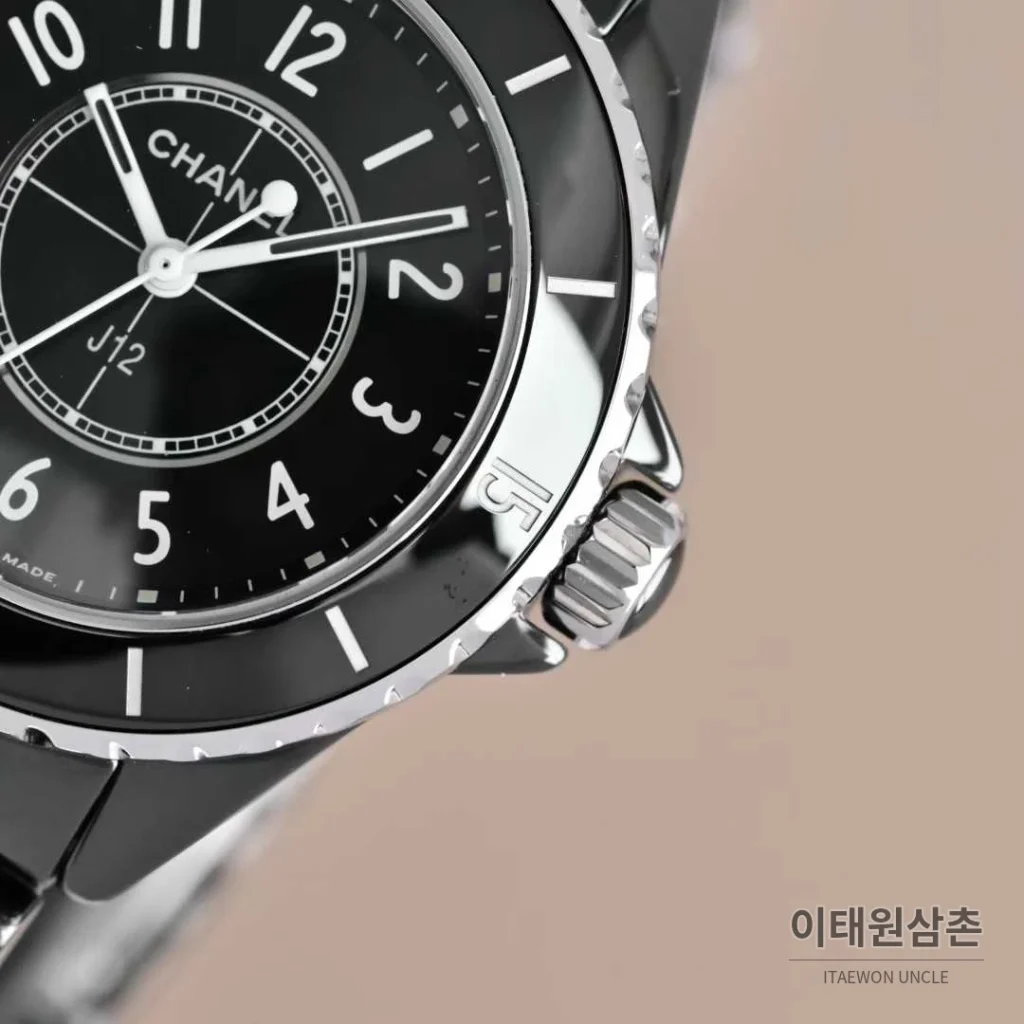 샤넬 J12 세라믹 블랙화이트 다이얼 쿼츠 33mm 블랙 / 화이트 세라믹 브레이슬릿 블랙 베젤