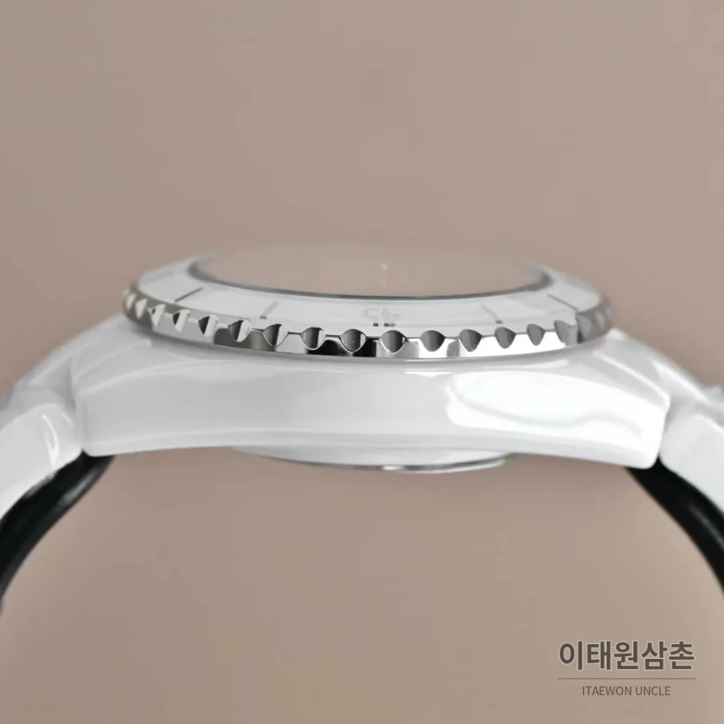 샤넬 J12 세라믹 블랙화이트 다이얼 쿼츠 33mm 블랙 / 화이트 세라믹 브레이슬릿 화이트 베젤 (2)