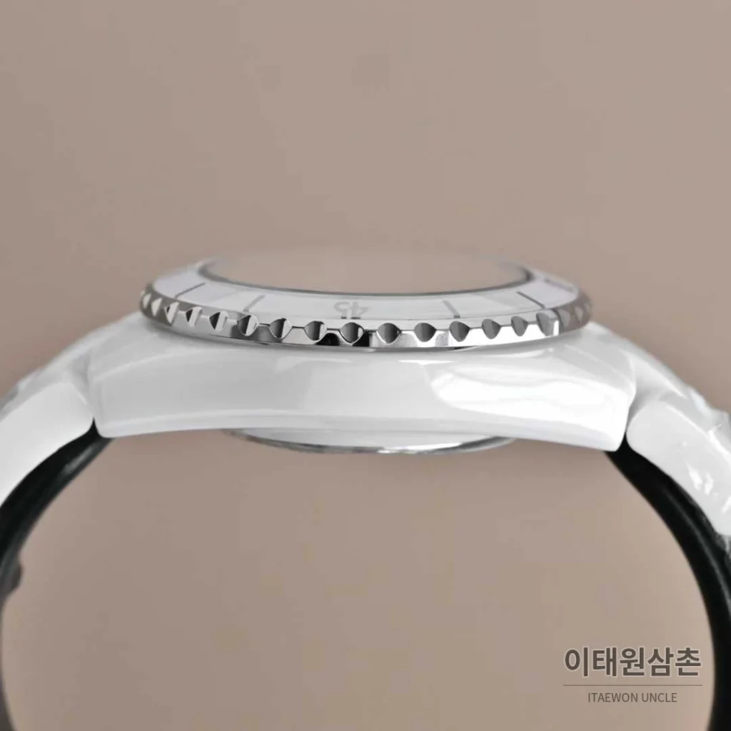 샤넬 J12 세라믹 블랙화이트 다이얼 쿼츠 33mm 블랙 / 화이트 세라믹 브레이슬릿 화이트 베젤