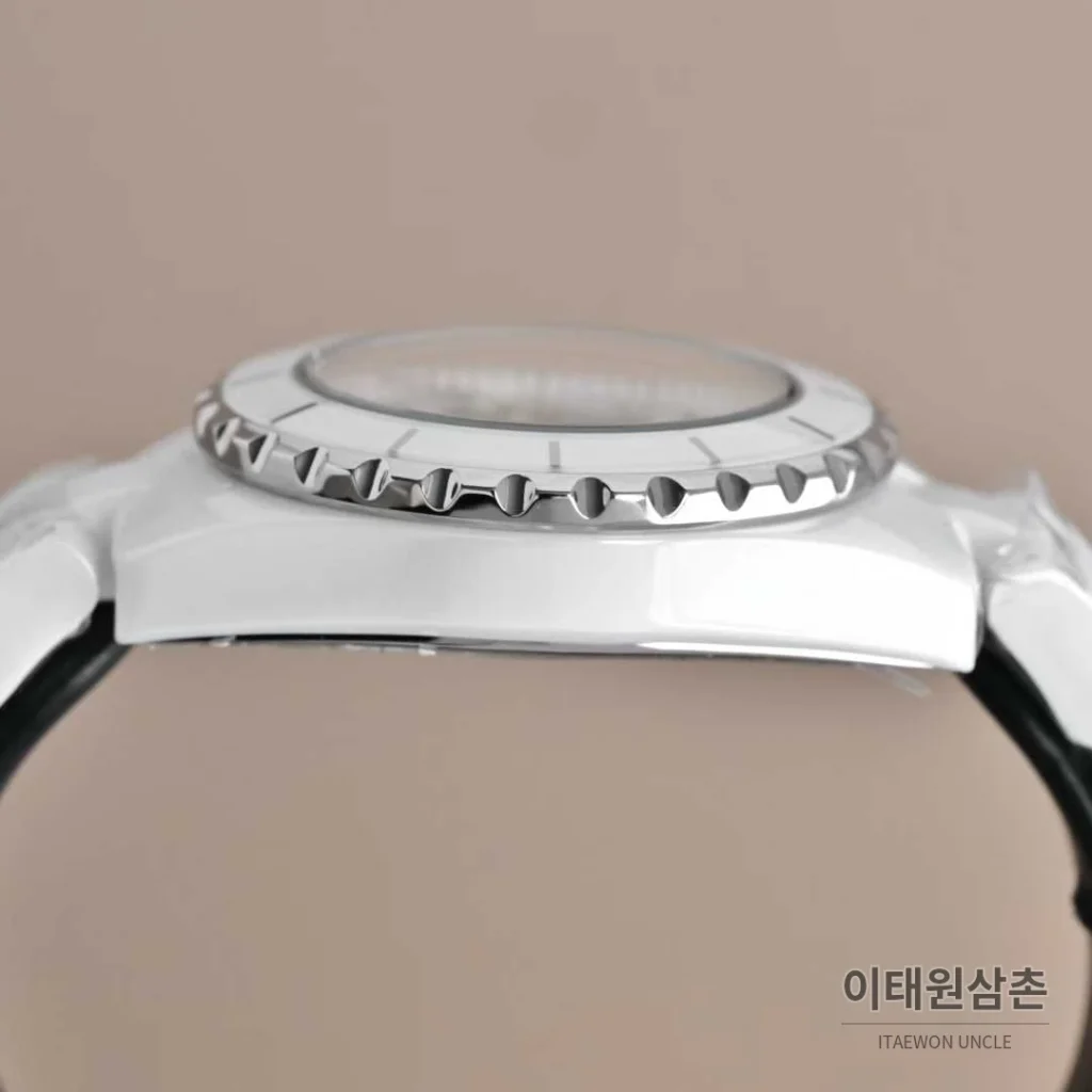 샤넬 J12 세라믹 블랙화이트 다이얼 쿼츠 33mm 블랙 / 화이트 세라믹 브레이슬릿 화이트 베젤 (3)