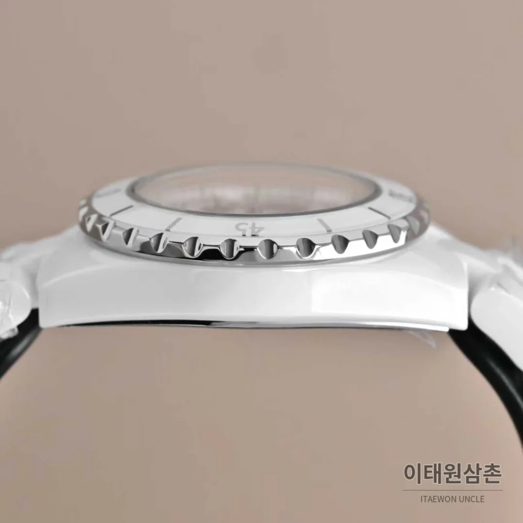 샤넬 J12 세라믹 블랙화이트 다이얼 쿼츠 33mm 블랙 / 화이트 세라믹 브레이슬릿 화이트 베젤 (4)