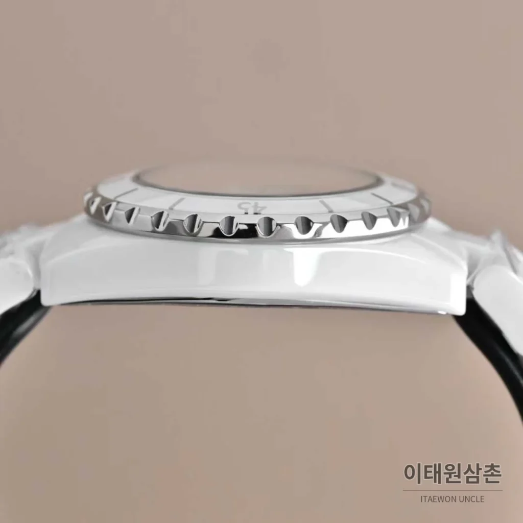 샤넬 J12 세라믹 블랙화이트 다이얼 쿼츠 33mm 블랙 / 화이트 세라믹 브레이슬릿 화이트 베젤 (5)