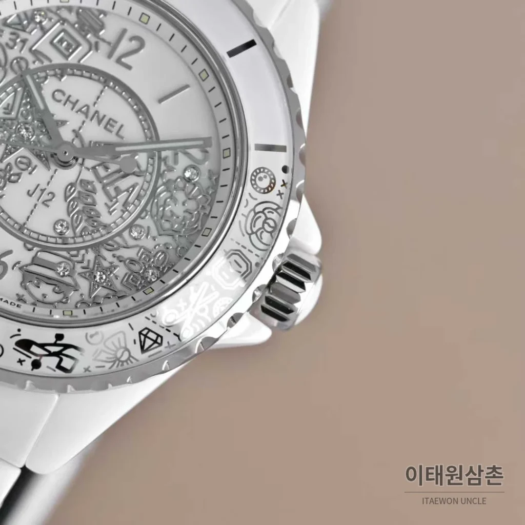 샤넬 J12 세라믹 블랙화이트 다이얼 쿼츠 33mm 블랙 / 화이트 세라믹 브레이슬릿 화이트 베젤 (6)