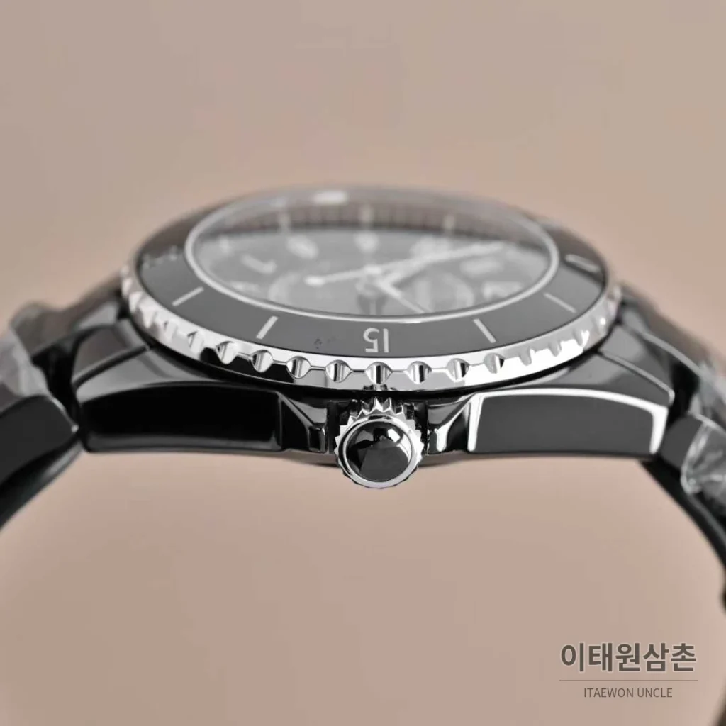 샤넬 J12 세라믹 블랙화이트 다이얼 쿼츠 33mm 블랙 / 화이트 세라믹 브레이슬릿 블랙 베젤