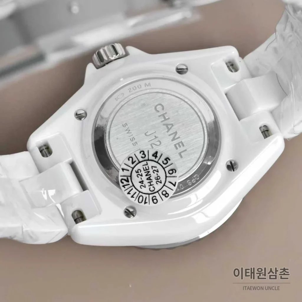 샤넬 J12 세라믹 블랙화이트 다이얼 쿼츠 33mm 블랙 / 화이트 세라믹 브레이슬릿 화이트 베젤 (2)