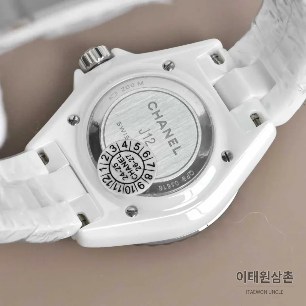 샤넬 J12 세라믹 블랙화이트 다이얼 쿼츠 33mm 블랙 / 화이트 세라믹 브레이슬릿 화이트 베젤