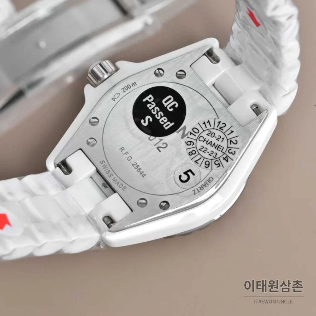샤넬 J12 세라믹 블랙화이트 다이얼 쿼츠 33mm 블랙 / 화이트 세라믹 브레이슬릿 화이트 베젤 (3)