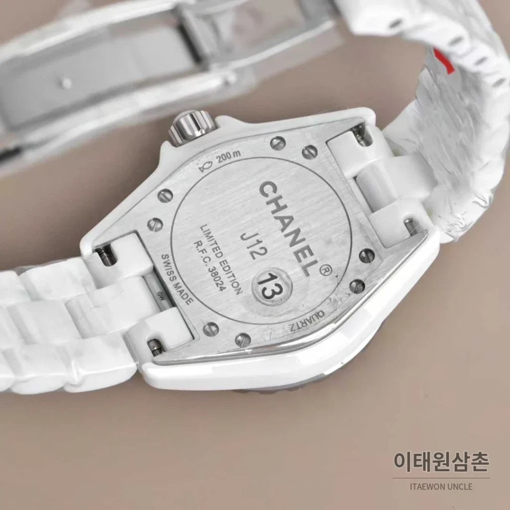 샤넬 J12 세라믹 블랙화이트 다이얼 쿼츠 33mm 블랙 / 화이트 세라믹 브레이슬릿 화이트 베젤 (4)