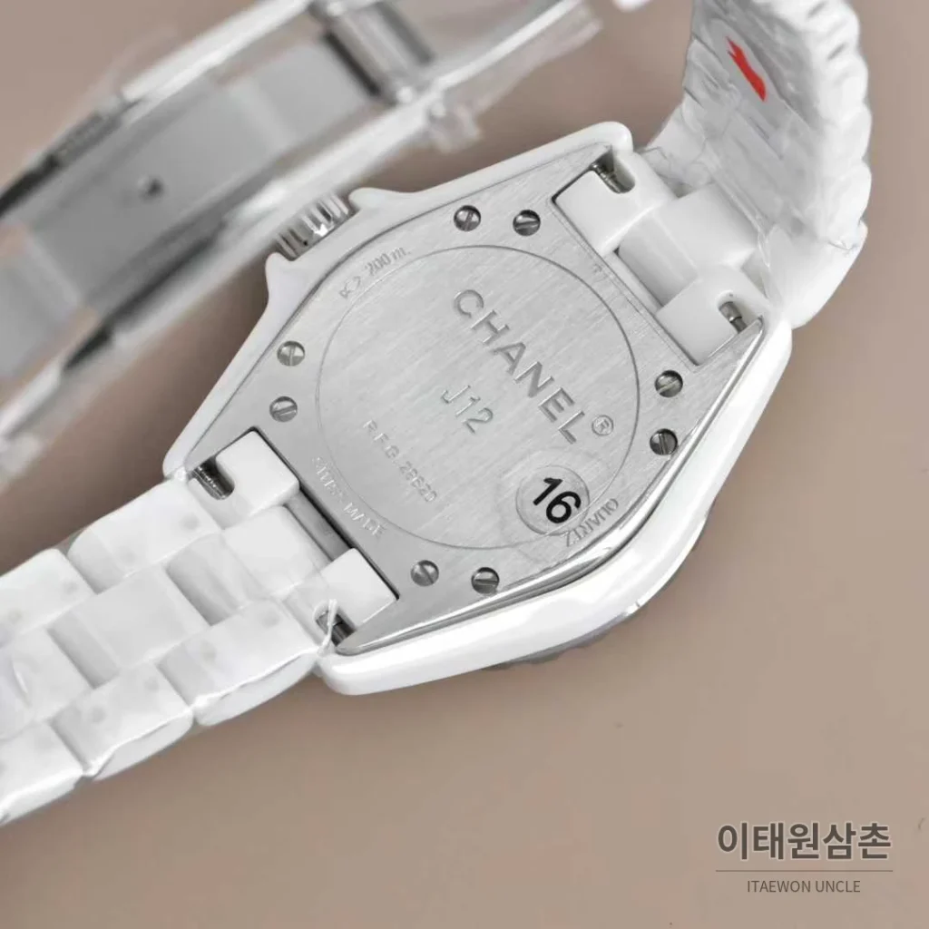 샤넬 J12 세라믹 블랙화이트 다이얼 쿼츠 33mm 블랙 / 화이트 세라믹 브레이슬릿 화이트 베젤 (5)
