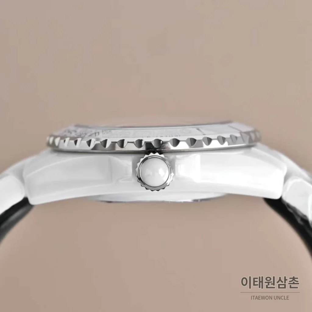 샤넬 J12 세라믹 블랙화이트 다이얼 쿼츠 33mm 블랙 / 화이트 세라믹 브레이슬릿 화이트 베젤 (6)