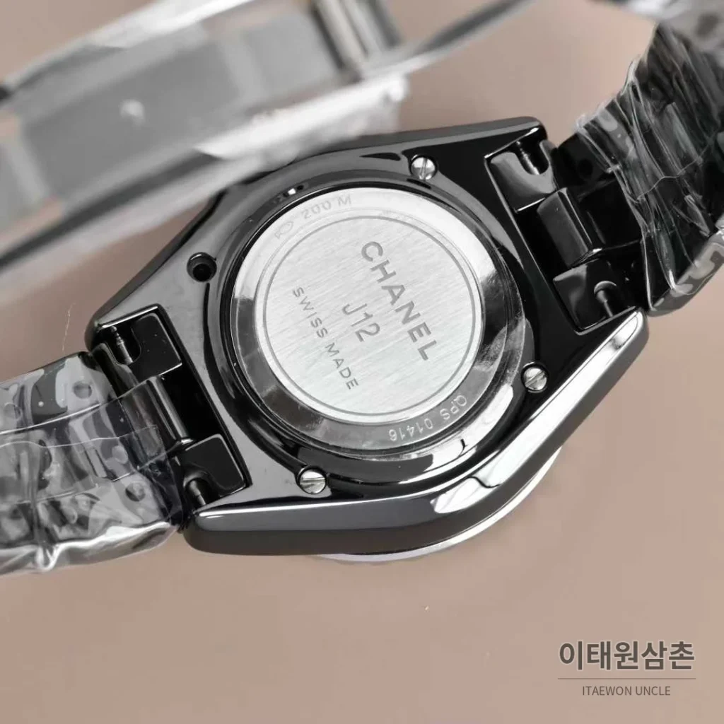 샤넬 J12 세라믹 블랙화이트 다이얼 쿼츠 33mm 블랙 / 화이트 세라믹 브레이슬릿 블랙 베젤