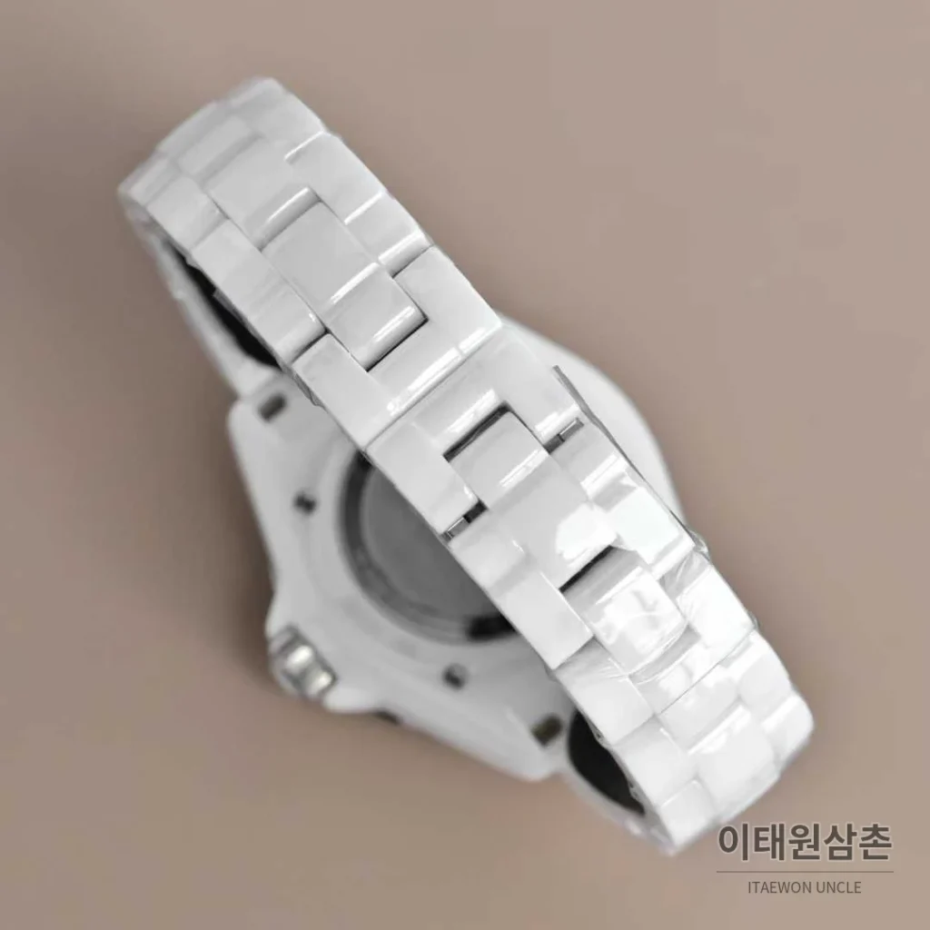 샤넬 J12 세라믹 블랙화이트 다이얼 쿼츠 33mm 블랙 / 화이트 세라믹 브레이슬릿 화이트 베젤 (2)