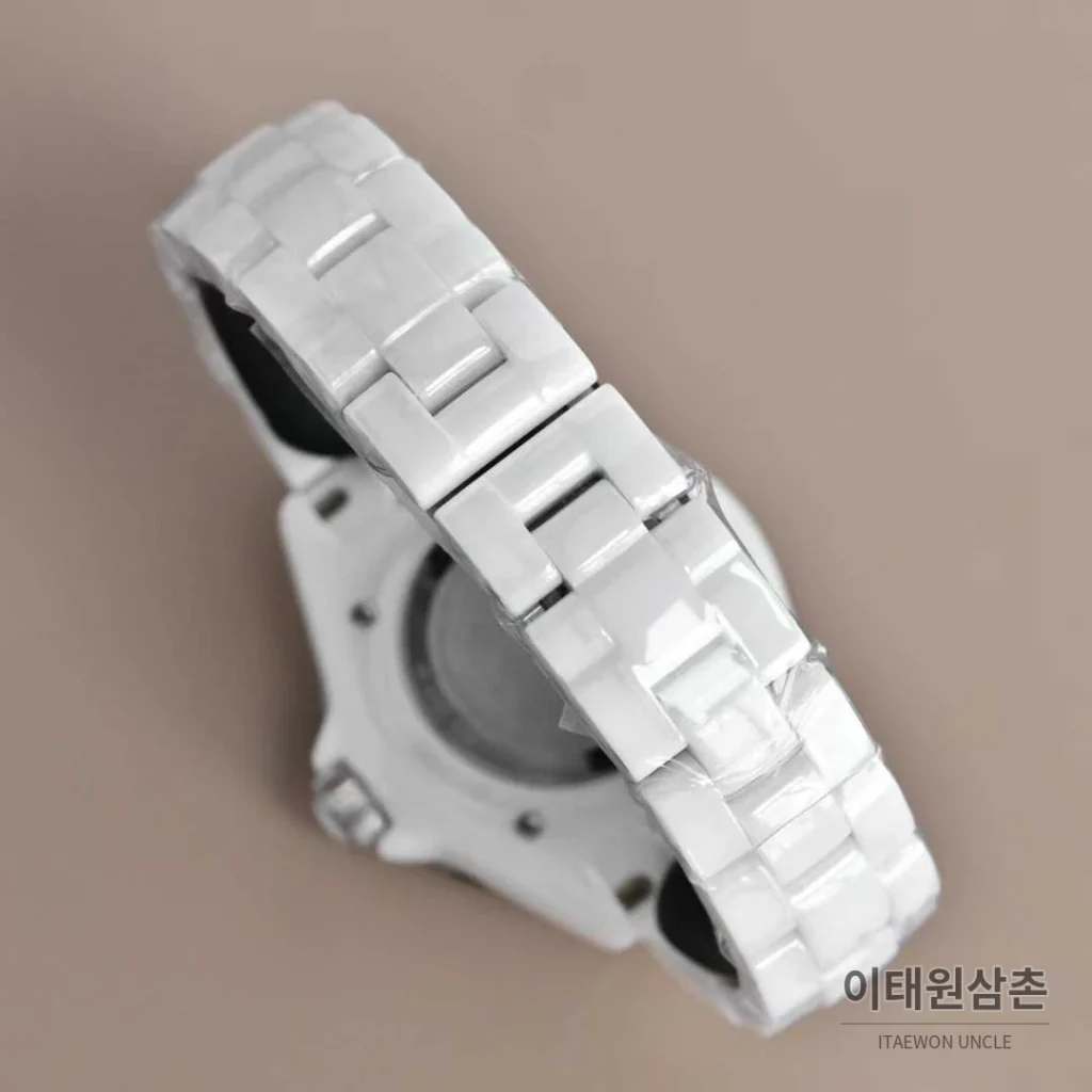 샤넬 J12 세라믹 블랙화이트 다이얼 쿼츠 33mm 블랙 / 화이트 세라믹 브레이슬릿 화이트 베젤