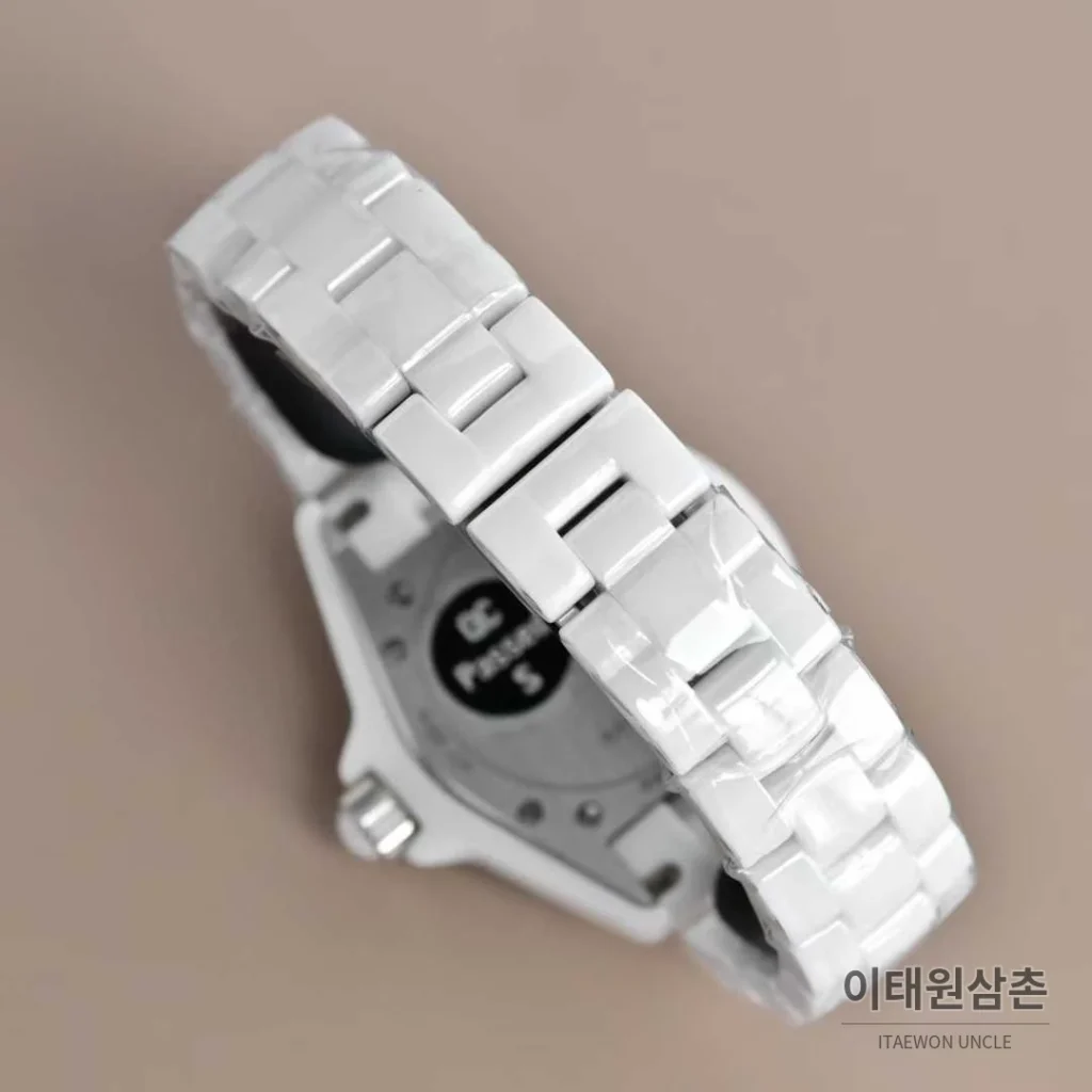 샤넬 J12 세라믹 블랙화이트 다이얼 쿼츠 33mm 블랙 / 화이트 세라믹 브레이슬릿 화이트 베젤 (3)