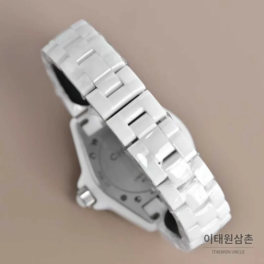 샤넬 J12 세라믹 블랙화이트 다이얼 쿼츠 33mm 블랙 / 화이트 세라믹 브레이슬릿 화이트 베젤 (4)