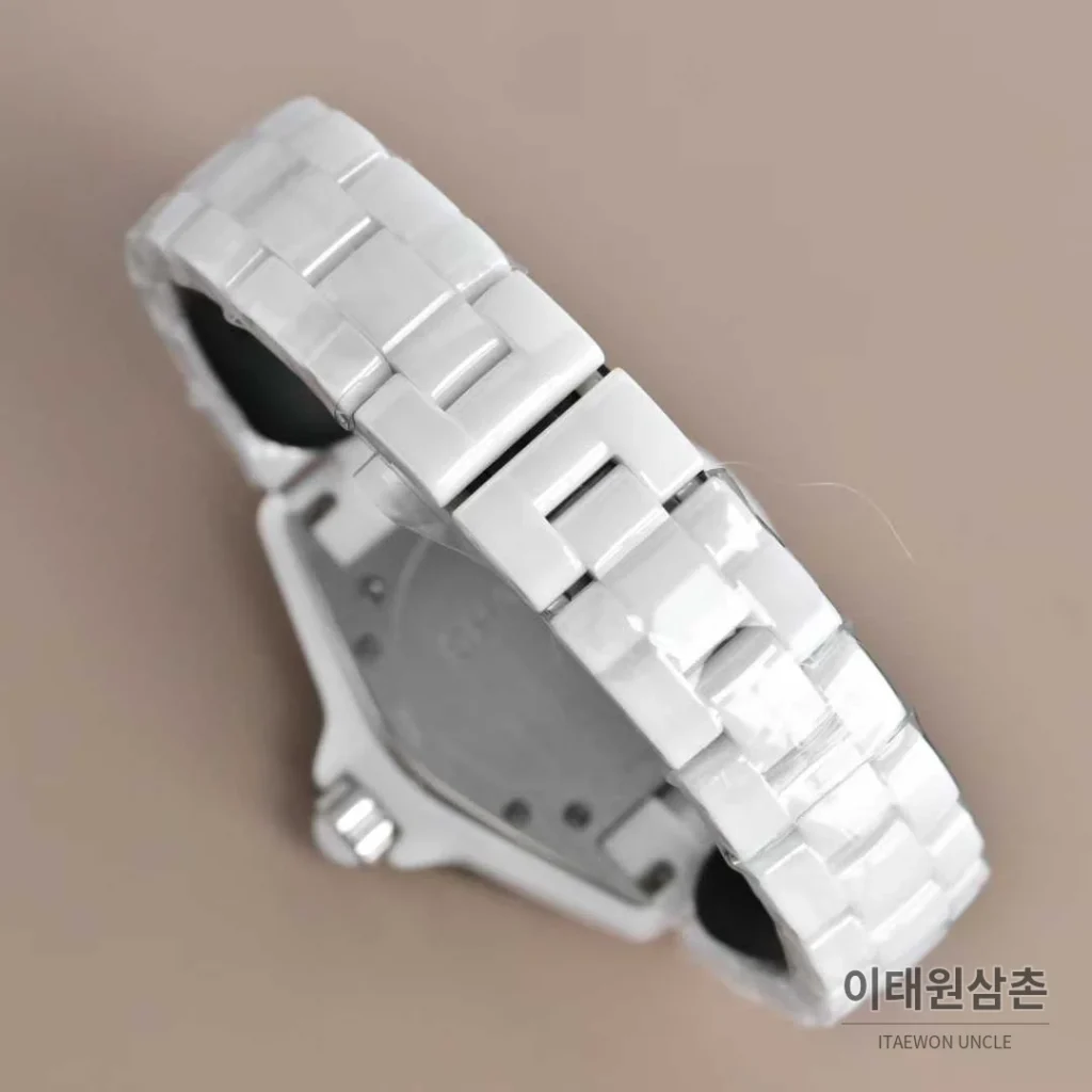샤넬 J12 세라믹 블랙화이트 다이얼 쿼츠 33mm 블랙 / 화이트 세라믹 브레이슬릿 화이트 베젤 (5)