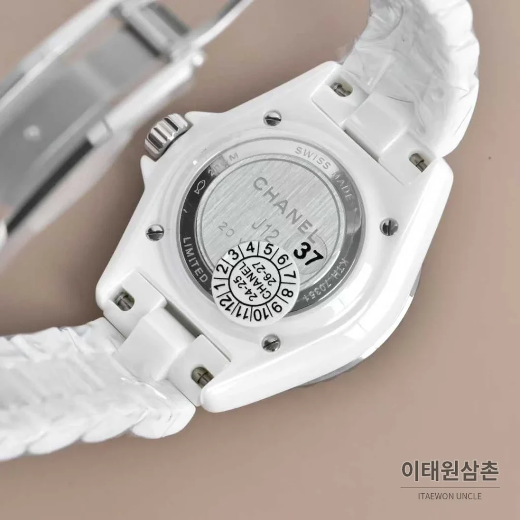 샤넬 J12 세라믹 블랙화이트 다이얼 쿼츠 33mm 블랙 / 화이트 세라믹 브레이슬릿 화이트 베젤 (6)
