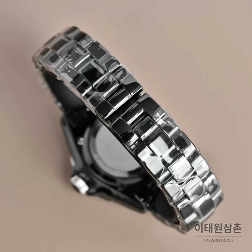 샤넬 J12 세라믹 블랙화이트 다이얼 쿼츠 33mm 블랙 / 화이트 세라믹 브레이슬릿 블랙 베젤