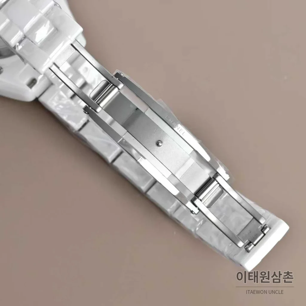 샤넬 J12 세라믹 블랙화이트 다이얼 쿼츠 33mm 블랙 / 화이트 세라믹 브레이슬릿 화이트 베젤 (2)