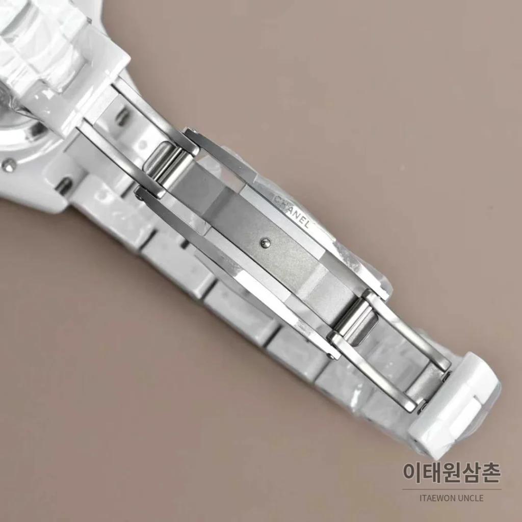 샤넬 J12 세라믹 블랙화이트 다이얼 쿼츠 33mm 블랙 / 화이트 세라믹 브레이슬릿 화이트 베젤