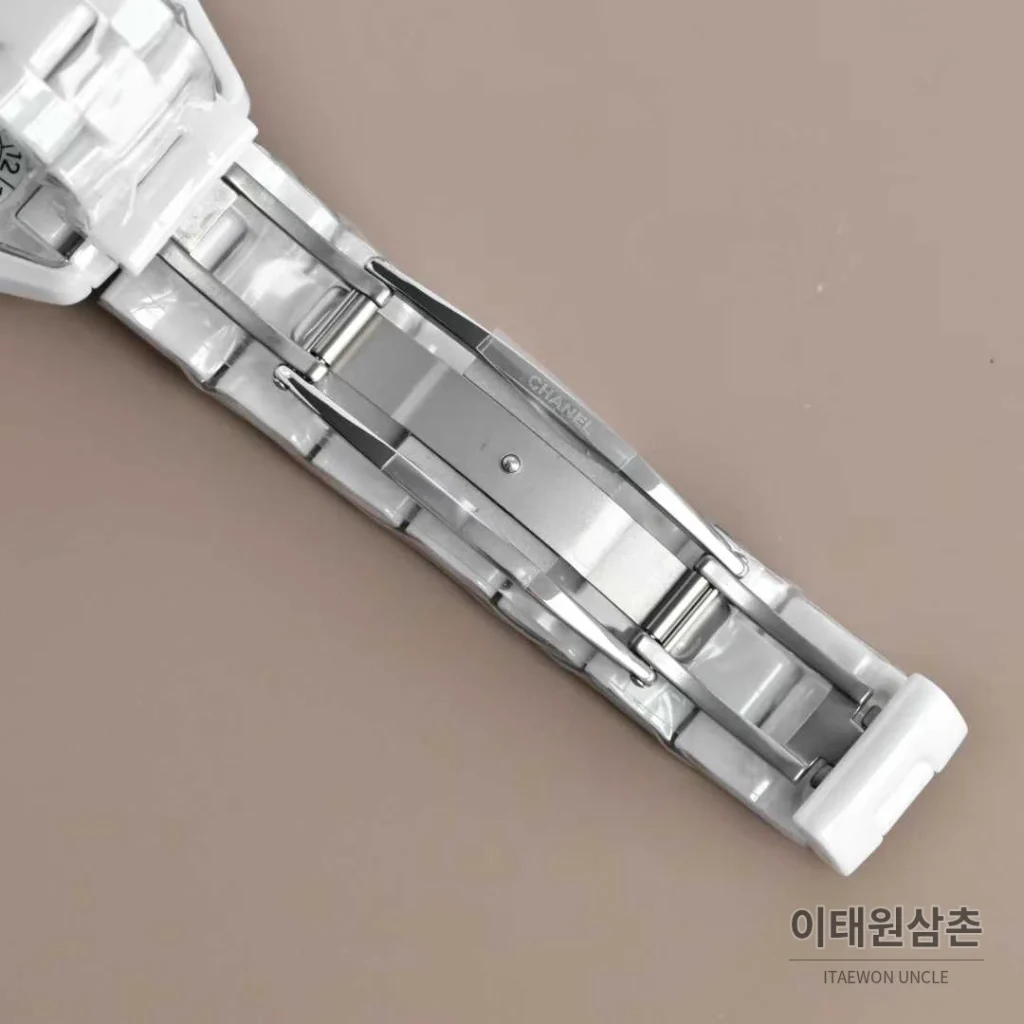 샤넬 J12 세라믹 블랙화이트 다이얼 쿼츠 33mm 블랙 / 화이트 세라믹 브레이슬릿 화이트 베젤 (3)